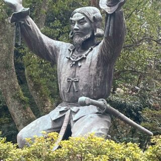 出雲大社の御祭神 大国主大神（おおくにぬしのおおかみ） 一般には「だいこくさま」として親しまれ、縁結びの神様として特に有名