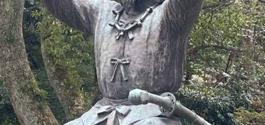 出雲大社の御祭神 大国主大神（おおくにぬしのおおかみ） 一般には「だいこくさま」として親しまれ、縁結びの神様として特に有名