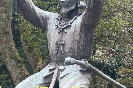 出雲大社の御祭神 大国主大神（おおくにぬしのおおかみ） 一般には「だいこくさま」として親しまれ、縁結びの神様として特に有名
