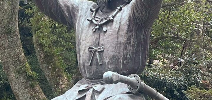 出雲大社の御祭神 大国主大神（おおくにぬしのおおかみ） 一般には「だいこくさま」として親しまれ、縁結びの神様として特に有名