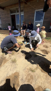 保護者さんも一生懸命植えている