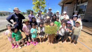 園児、保護者、ニールさん、スタッフ、参加者みんなで集合写真