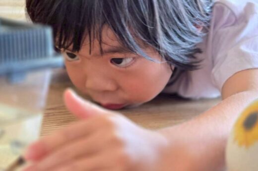 虫かごを見る女の子