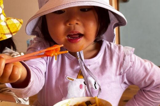 うどんを食べる女の子