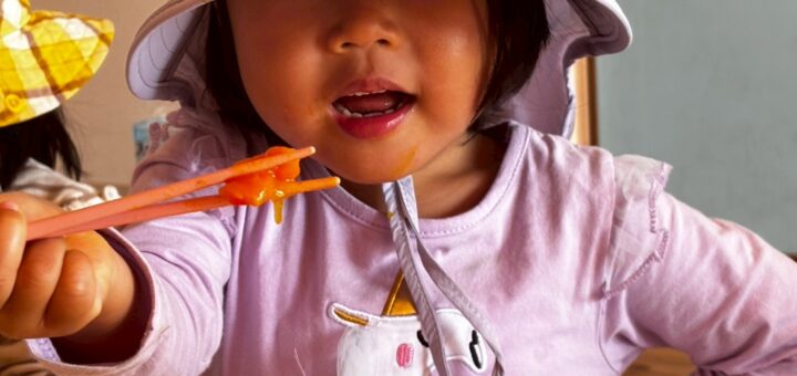 うどんを食べる女の子