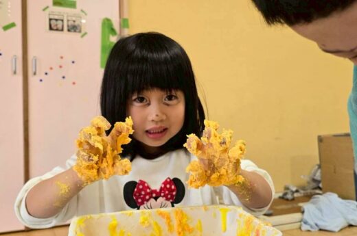 黄色い小麦粘土であそぶおんなの子