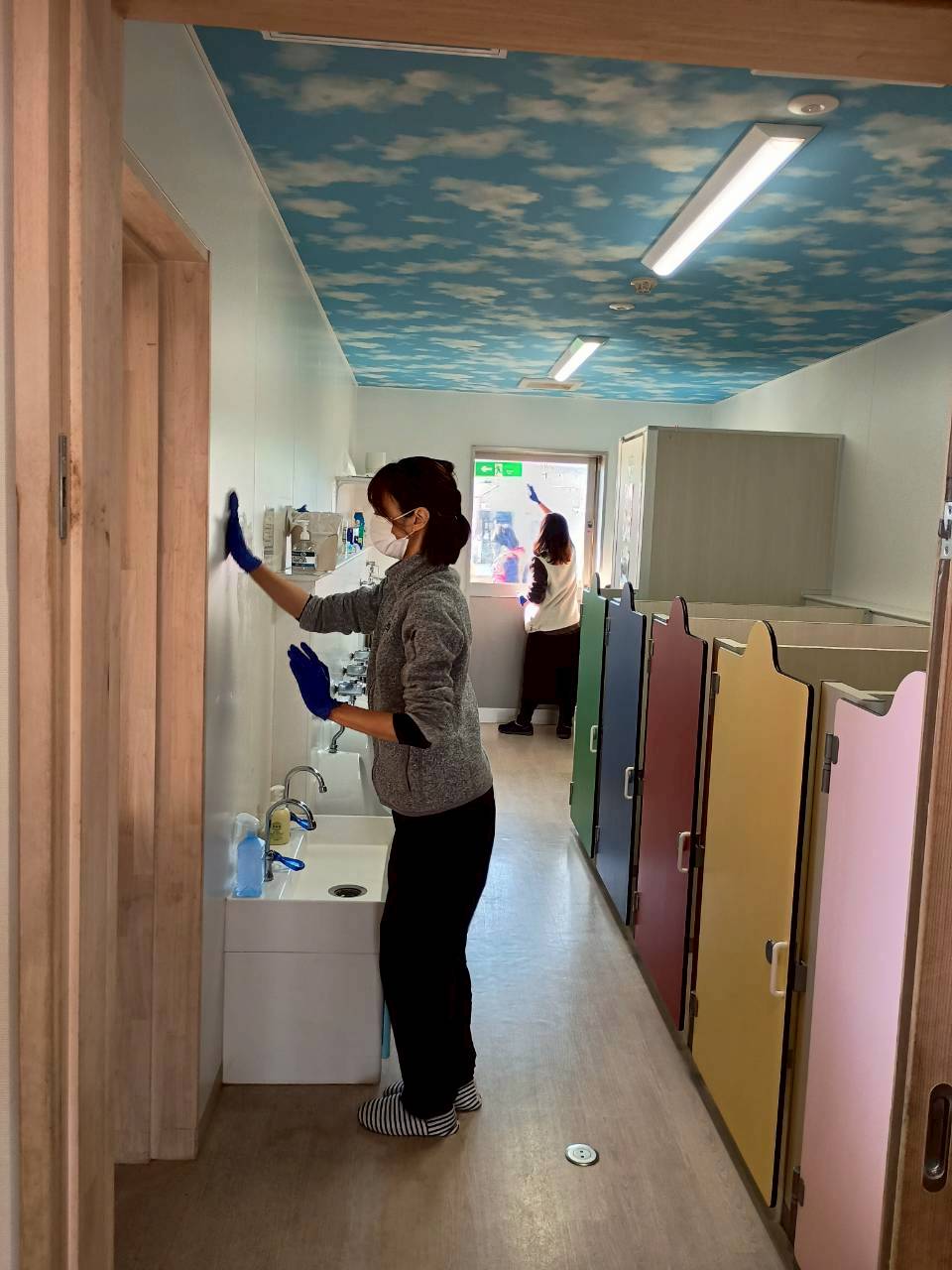 鳥取森のようちえん風りんりん・絶世の美室・スタッフ保護者子どもみんなで大掃除 /></p>
<p><img decoding=