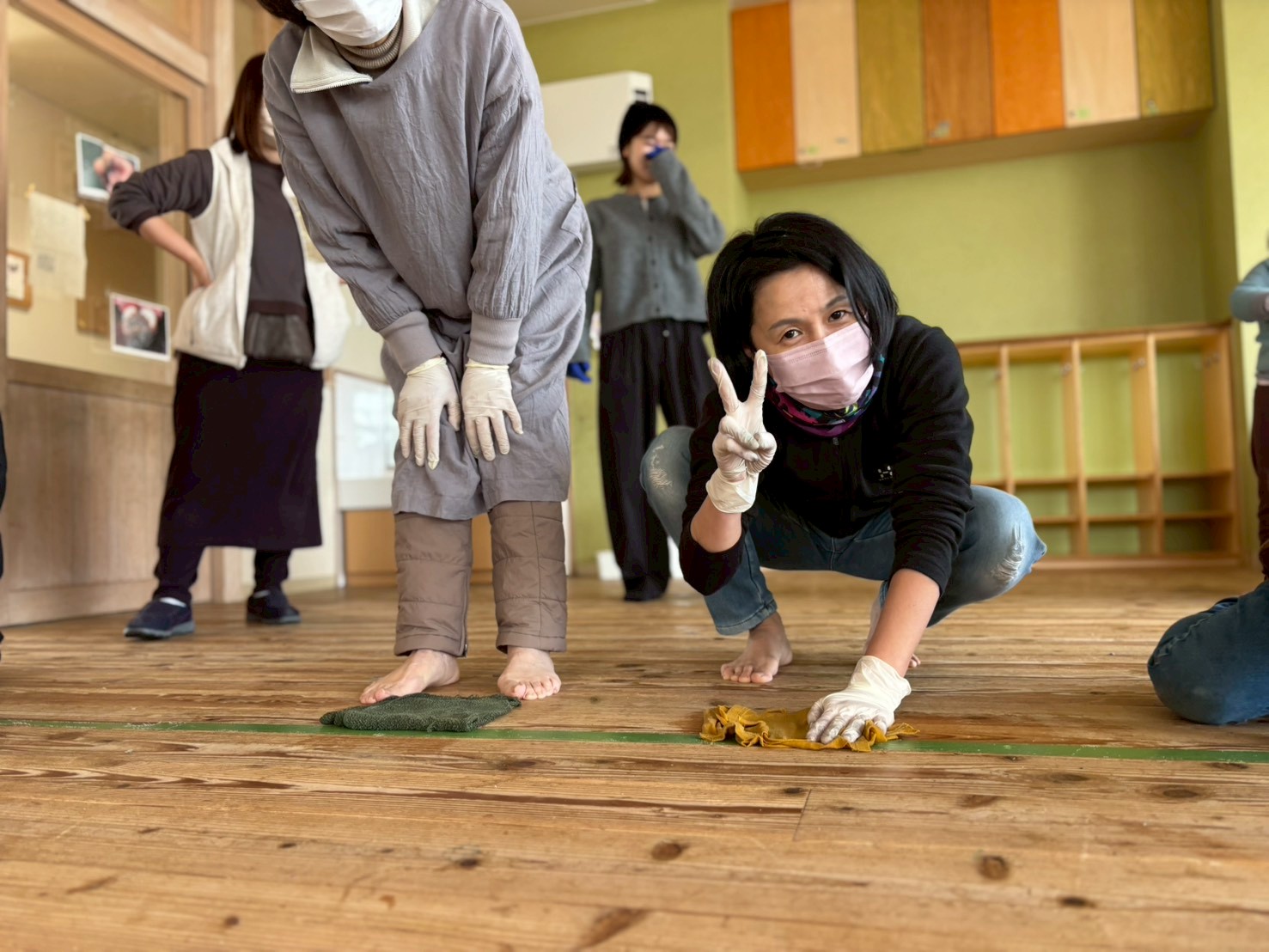 鳥取森のようちえん風りんりん・絶世の美室・スタッフ保護者子どもみんなで大掃除雑巾がけでピースのお母さん