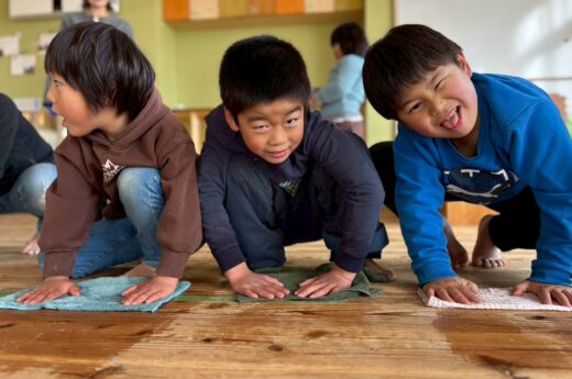 雑巾がけをする子どもたち