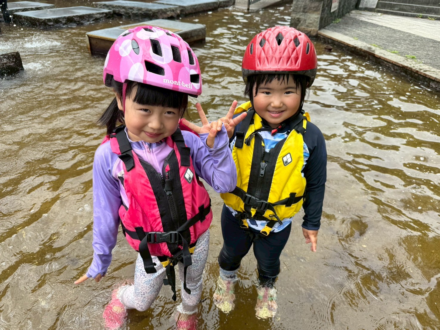 水遊びをする二人の女の子