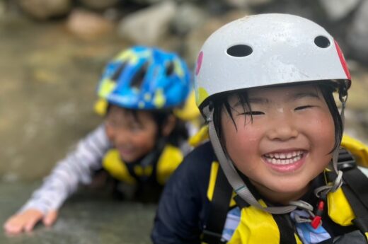 水遊びをする子ども