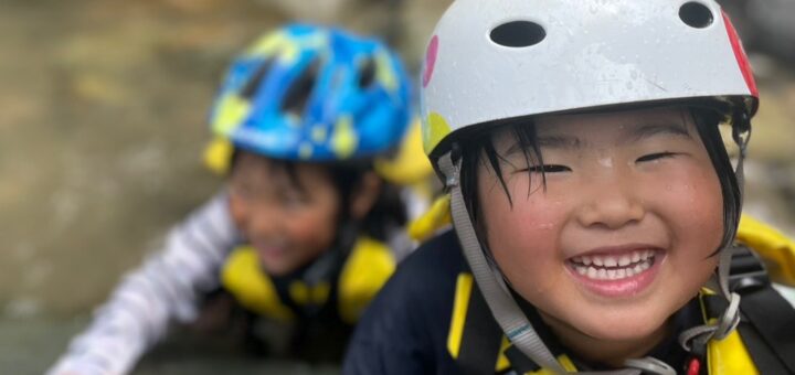水遊びをする子ども