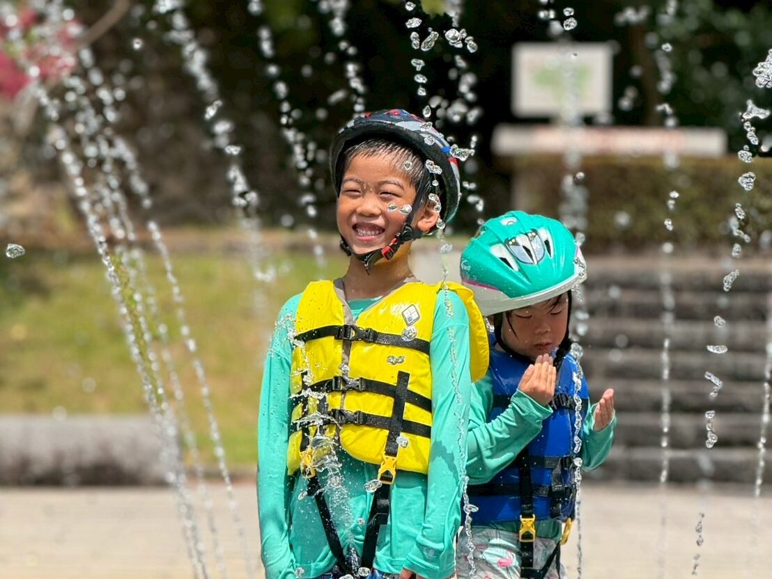 水遊びをする男の子