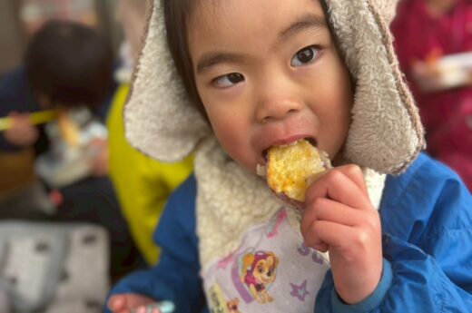 さつまいもてんをほおばる女の子