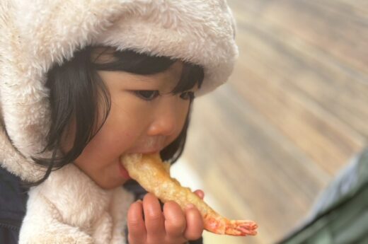 えび天をほおばる女の子