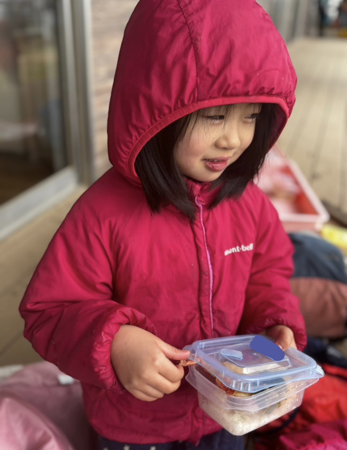 お弁当箱を開く女の子