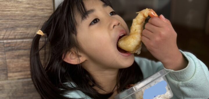 えび天をほおばる女の子