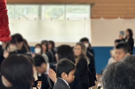 小学校の入園式で緊張する男の子