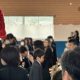 小学校の入園式で緊張する男の子
