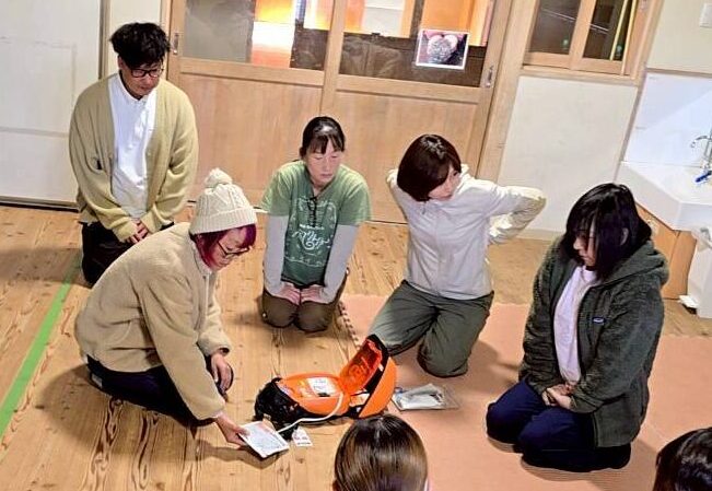 AEDを使う人を見ている人たち