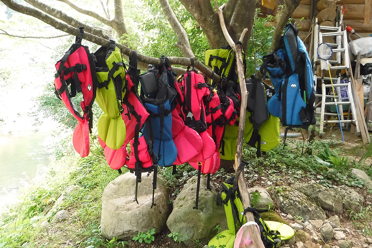 鳥取・森のようちえん・風りんりん 水遊びでは欠かせないライフジャケット